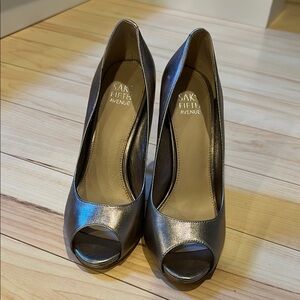 Saks Fifth Avenue Pewter Metallic Peep Toe Heels Size 8